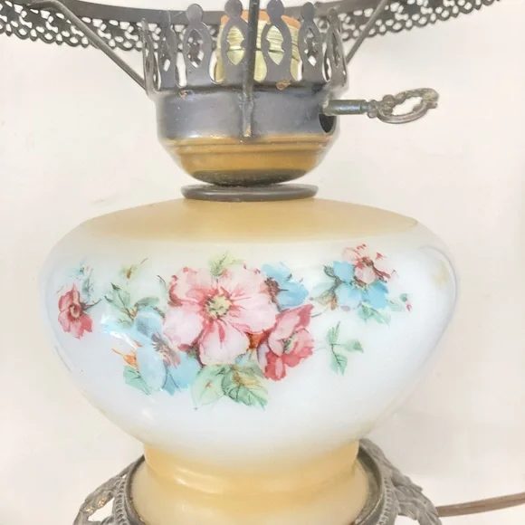 Vintage table lamp Hurricane lamp Victorian milk glass shade Hurricane lamp - Picture 2 of 6